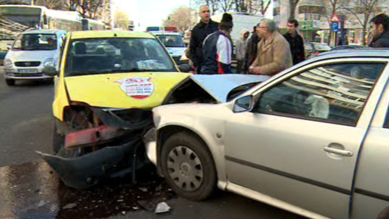 Doi raniti intr-un accident violent in centrul Iasiului Imagine