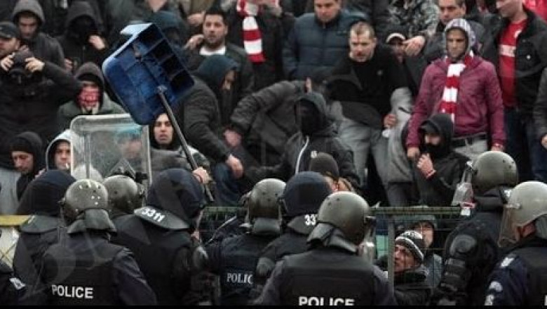 Doi raniti si 46 de suporteri arestati la derby-ul Levski Sofia - tSKA Sofia Imagine