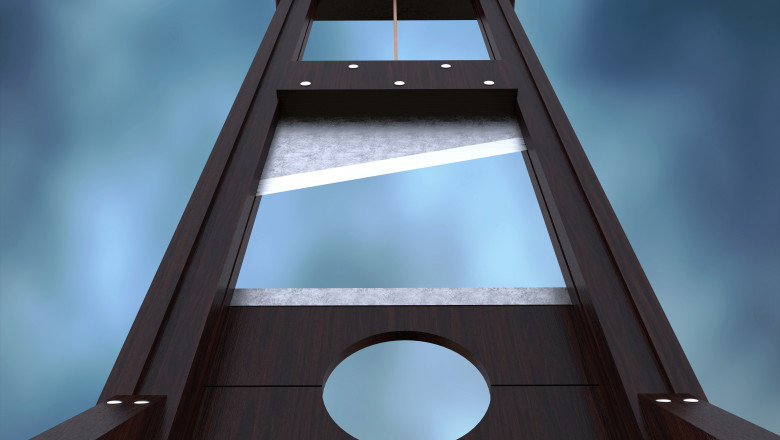 Doi soti din India s-au decapitat cu o ghilotina improvizata acasa, intr-un ritual de sacrificiu Imagine