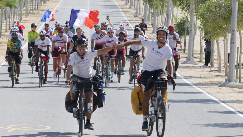 Doi suporteri francezi au pedalat 7.000 de kilometri pentru a-si sustine echipa la Cupa Mondiala din Qatar Imagine