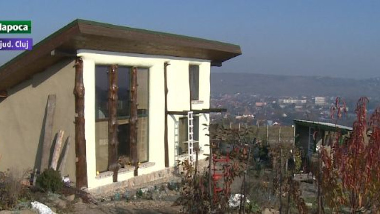 Doi tineri din Turda si-au construit singuri o casa din lut si paie Imagine