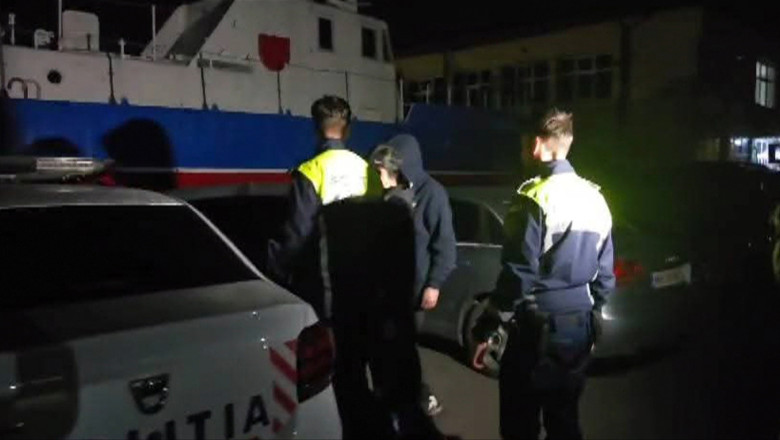 Doi tineri retinuti dupa ce au injunghiat un copil de 15 ani intr-un centru de plasament din Mehedinti. Alti sase, cautati Imagine