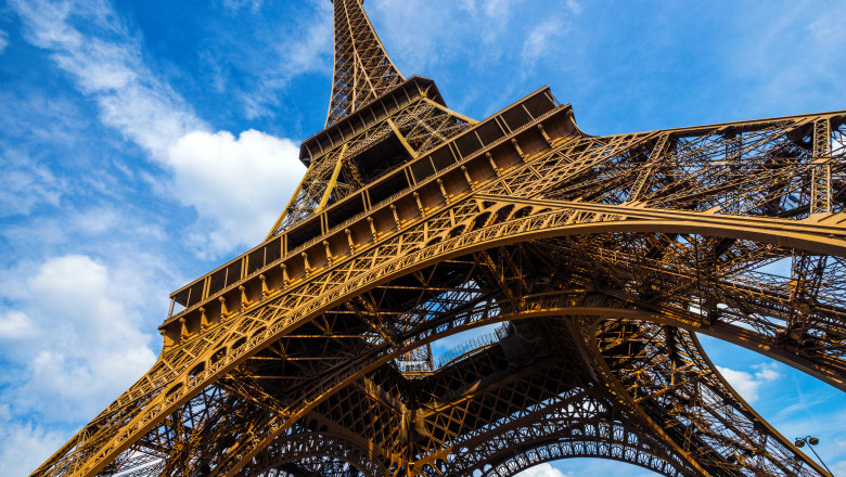 Doi turisti beti au petrecut noaptea in Turnul Eiffel. Au fost descoperiti dimineata dormind in celebra constructie Imagine