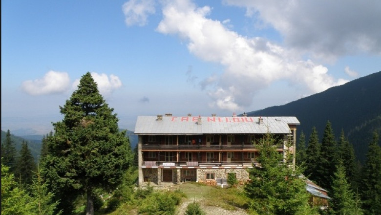 Doi turisti, raniti dupa ce au cazut de la etajul intai al unei cabane din Muntii Fagaras Imagine