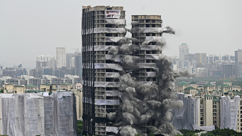 Doi zgarie-nori construiti ilegal in India, demolati in cateva secunde. Momentul in care turnurile sunt puse la pamant Imagine