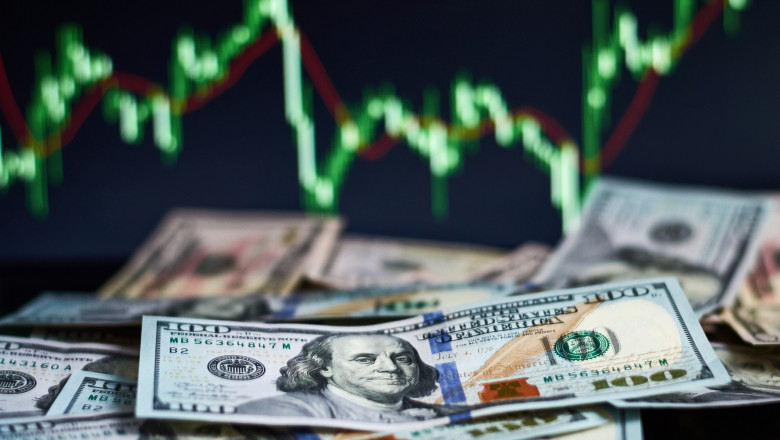 Dolarul american atinge un nou record fata de leu si euro Imagine