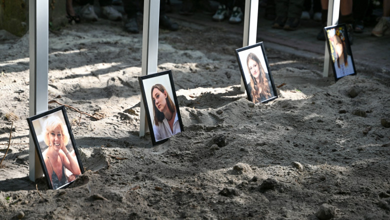 Doliu in Liov. Iaroslav Bazilevich si-a condus pe ultimul drum sotia si cele trei fiice, toate ucise in bombardamentul rusesc Imagine