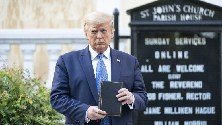 Donald Trump a facut bani din afaceri cu Biblii si are un milion de dolari in criptomonede Imagine