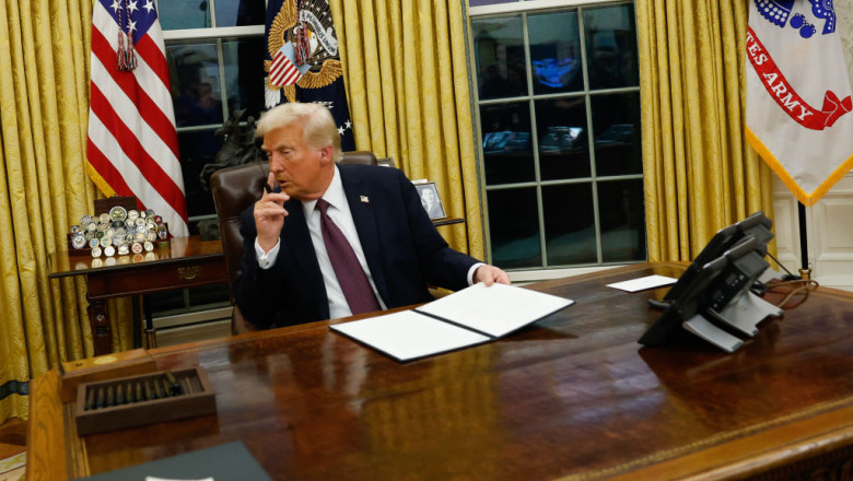 Donald Trump a reamenajat Biroul Oval in prima zi de mandat. Butonul special pe care si l-a pus pe birou, intr-o cutie Imagine