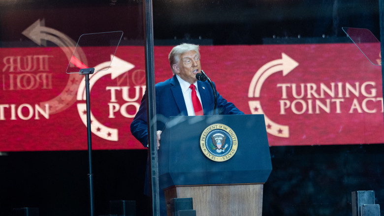 Donald Trump a spus ca isi uraste dusmanii, intr-un discurs la evenimentul de comemorare a lui Charlie Kirk Imagine