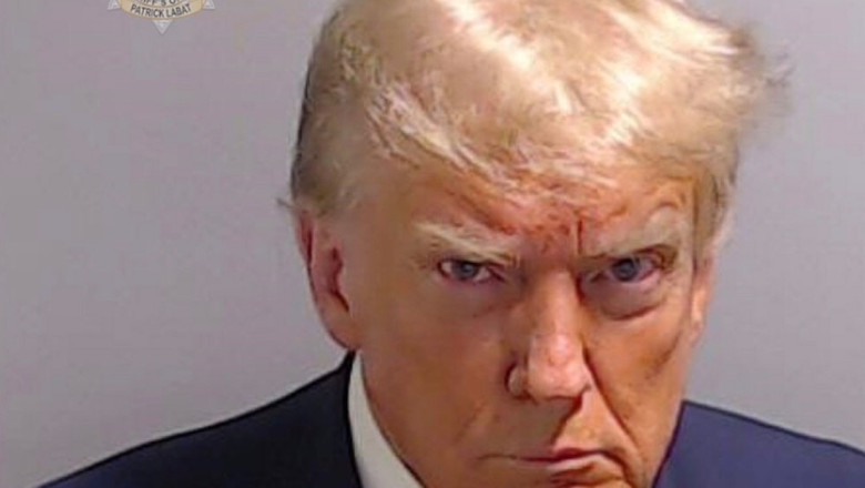 Donald Trump a strans peste 7 milioane de dolari dupa publicarea fotografiei din inchisoare Imagine