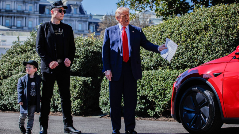 Donald Trump ameninta ca-i va trimite pe „teroristii” care vandalizeaza masini Tesla in inchisori din Salvador Imagine