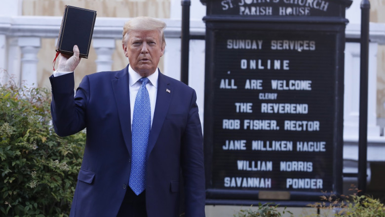 Donald Trump anunta ca incepe sa vanda Biblii la 60 de dolari bucata. Fostul presedinte are nevoie disperata de bani Imagine
