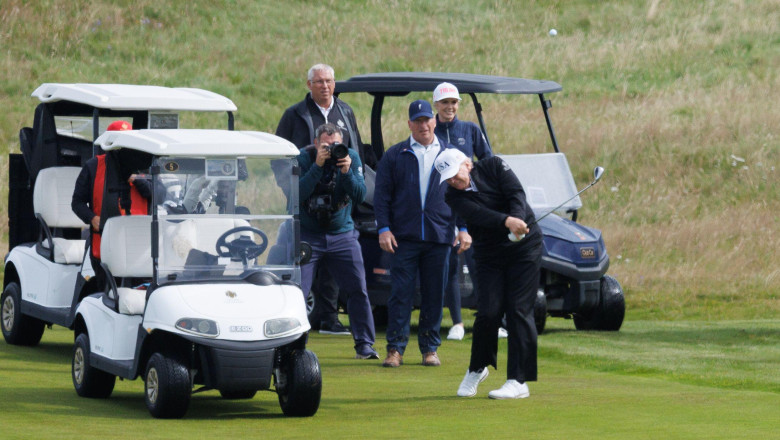 Donald Trump joaca golf in Scotia sub protectia lunetistilor. Manifestatii impotriva sa in mai multe orase Imagine