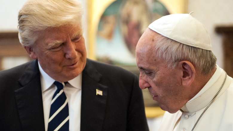 Donald Trump, omagiu pentru Papa Francisc: drapelele SUA in berna. „Dumnezeu sa-l binecuvanteze pe el si pe toti cei care l-au iubit” Imagine