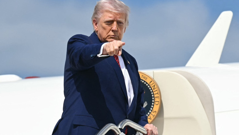 Donald Trump s-a impiedicat pe scara avionului si era sa cada. Ce spunea el cand Biden a fost victima aceluiasi incident Imagine