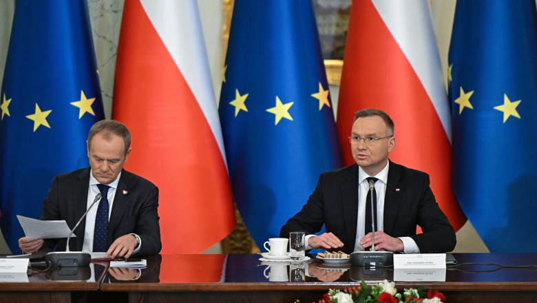Donald Tusk a anuntat „planul B” pentru a liberaliza accesul la pilula de a doua zi in Polonia, ocolind opozitia presedintelui Duda Imagine