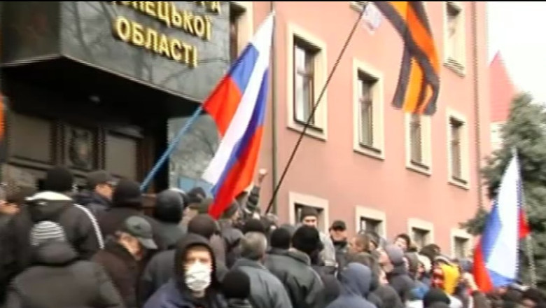 Donetk. Manifestanti prorusi au patruns in sediile Parchetului si Serviciilor Speciale Imagine