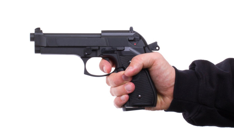 Dosar penal pentru un barbat care a iesit in fata blocului cu un pistol si a tras 27 de focuri de arma, inclusiv in fata politistilor Imagine