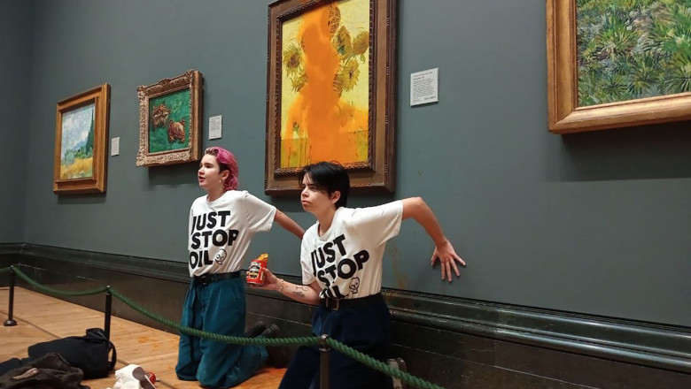 Doua activiste de mediu au aruncat cu supa de rosii pe un tablou de 84 de milioane de dolari al lui Vincent van Gogh Imagine
