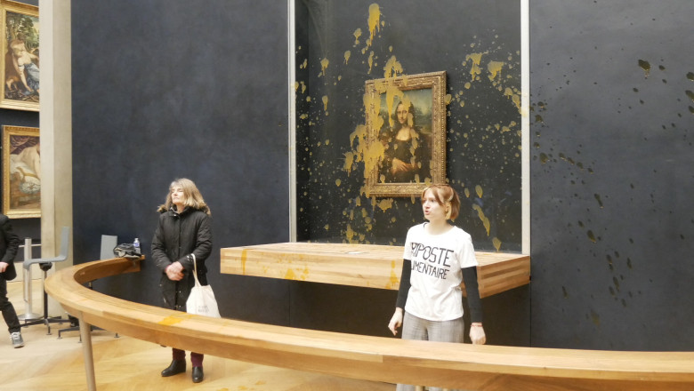 Doua activiste de mediu au stropit cu supa geamul blindat care protejeaza tabloul ''Mona Lisa'' Imagine