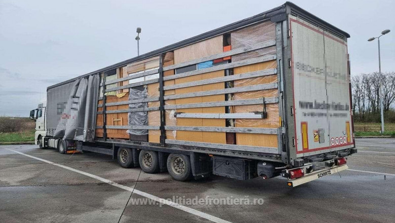 Doua automarfare incarcate cu peste 27 de tone de haine au fost oprite in Vama Petea Imagine