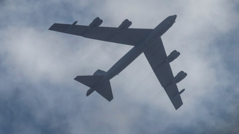 Doua bombardiere B-52 americane au survolat orasul Stockholm la joasa altitudine Imagine