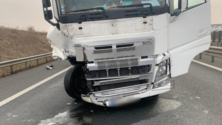 Doua bulgaroaice au murit intr-un accident in Caras Severin dupa ce s-au izbit de un TIR din Turcia Imagine