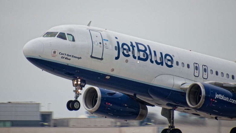 Doua cadavre au fost descoperite in trenul de aterizare al unui avion JetBlue care zbura din New York Imagine