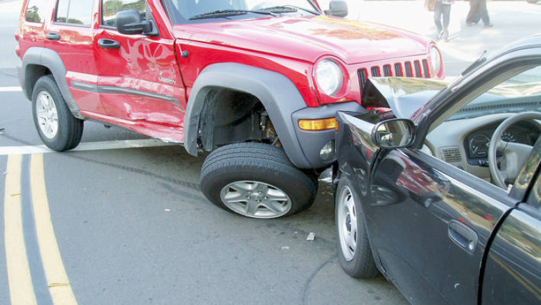 Doua companii de asigurari au fost amendate cu 130.000 de lei, pentru ca au refuzat sa plateasca daune Imagine