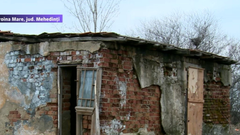 Doua eleve au cazut in toaleta din curtea scolii, dupa ce podeaua s-a rupt Imagine