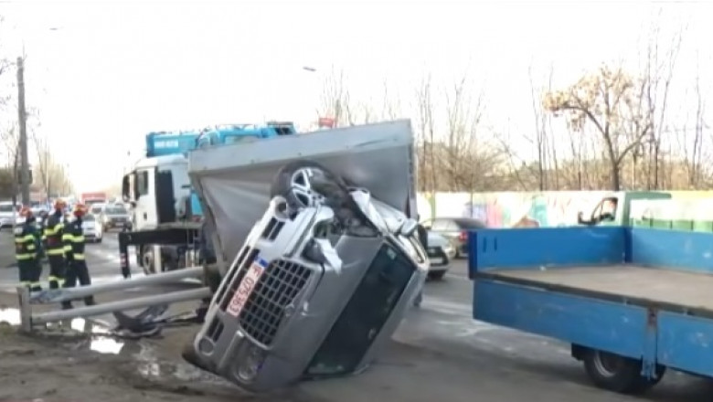 Doua eleve din Bucuresti au ajuns la spital dupa ce au fost lovite pe trotuar de o masina. Soferul consumase cocaina Imagine