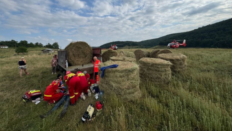 Doua elicoptere SMURD, chemate pentru un barbat care a murit dupa ce a cazut peste el un balot de paie Imagine