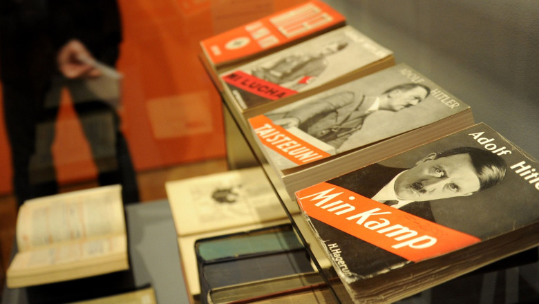 Doua exemplare din „Mein Kampf”, cu autograful lui Hitler, vandute pentru aproape 65.000 de dolari Imagine