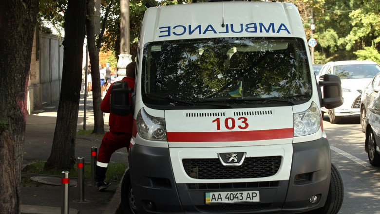 Doua fetite de 12 ani au sarit tinandu-se de mana de pe un bloc de 15 etaje din Kiev Imagine