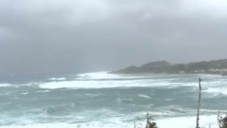 Doua furtuni ameninta Japonia. Multi si-au parasit casele si s-au refugiat in zone mai sigure Imagine