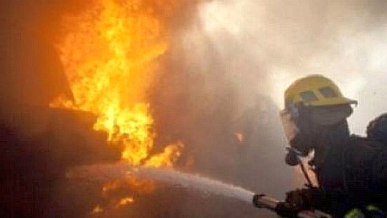 Doua incendii intr-o singura noapte in Bucuresti. Un barbat a murit, alte doua persoane s-au intoxicat cu monoxid de carbon Imagine