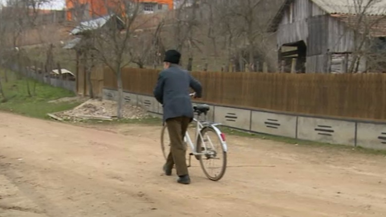 Doua judete pe aceeasi strada. Un sat din Gorj si un oras din Dolj impart casele de pe o strada Imagine