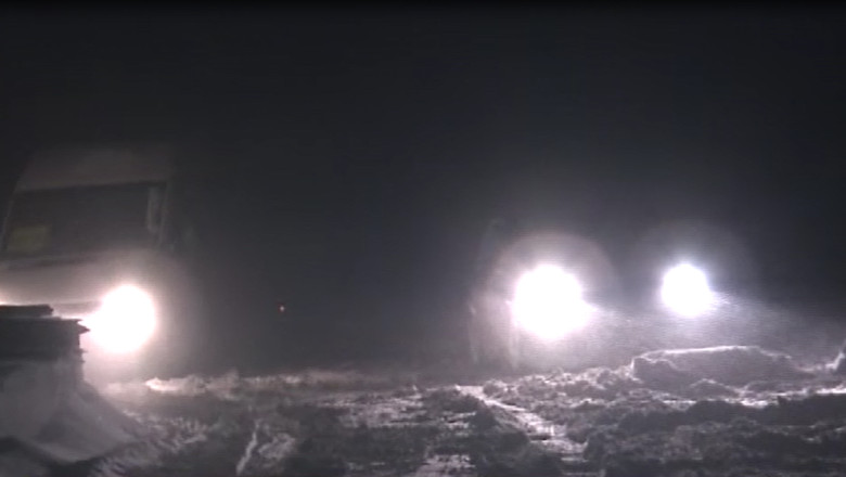 Doua microbuze si zece masini au ramas impotmolite pe o sosea din Iasi Imagine