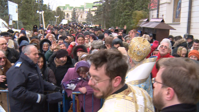 Doua mii de credinciosi au infruntat gerul, de Boboteaza. Unii au plecat de la slujba si cu cate zece litri de agheasma Imagine