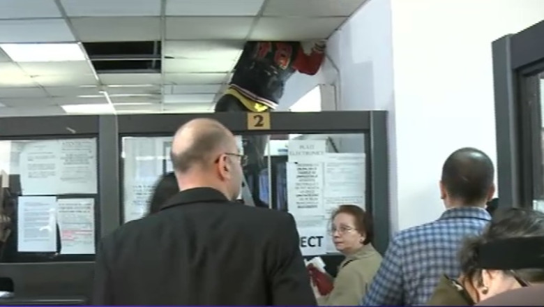 Doua persoane au fost ranite dupa ce o bucata de tavan s-a prabusit la Directia de taxe Sector 5 Imagine