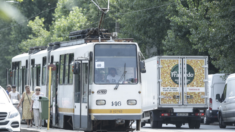 Doua persoane au fost retinute 24 de ore dupa ce au smuls telefonul unei tinere in tramvai, cat usile erau deschise in statie Imagine