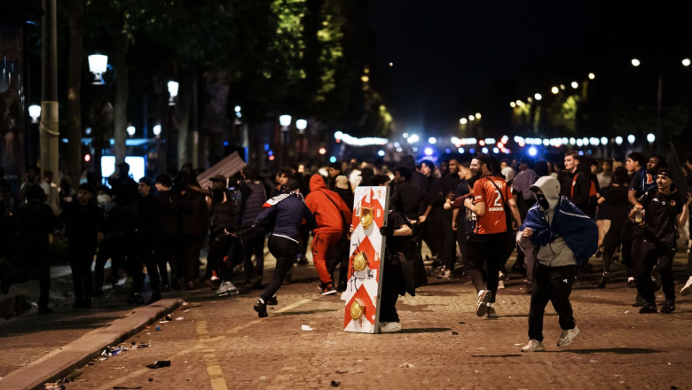 Doua persoane au murit iar peste 500 au fost arestate dupa sarbatoarea fanilor PSG de la Paris, in urma victoriei din Liga Campionilor Imagine
