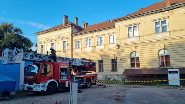 Doua scoli au fost evacuate si mai multe cladiri au fost afectate in Satu Mare, dupa cutremurul de miercuri dimineata Imagine