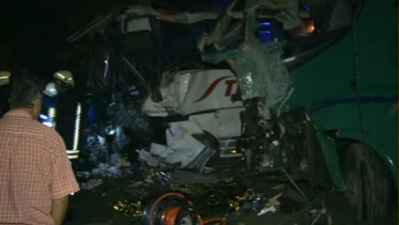 Doua TIR-uri si un autocar, implicate intr-un accident pe DN1 Imagine