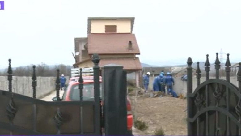 Doua tone de petrol, confiscate de politisti. Un localnic din Albeni fura titei din conducta care ii trece pe sub casa Imagine