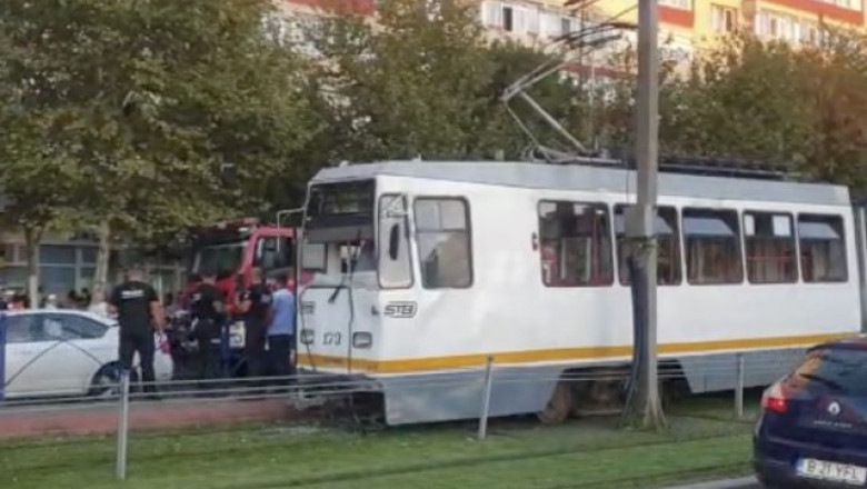 Doua tramvaie s-au ciocnit in Bucuresti. Trei persoane au avut nevoie de ingrijiri medicale Imagine