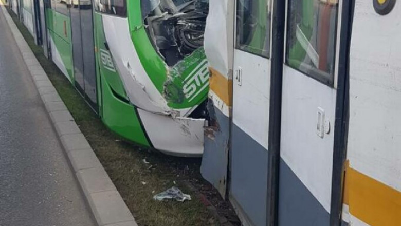 Doua tramvaie s-au ciocnit in Bucuresti. Unul dintre ele a deraiat Imagine