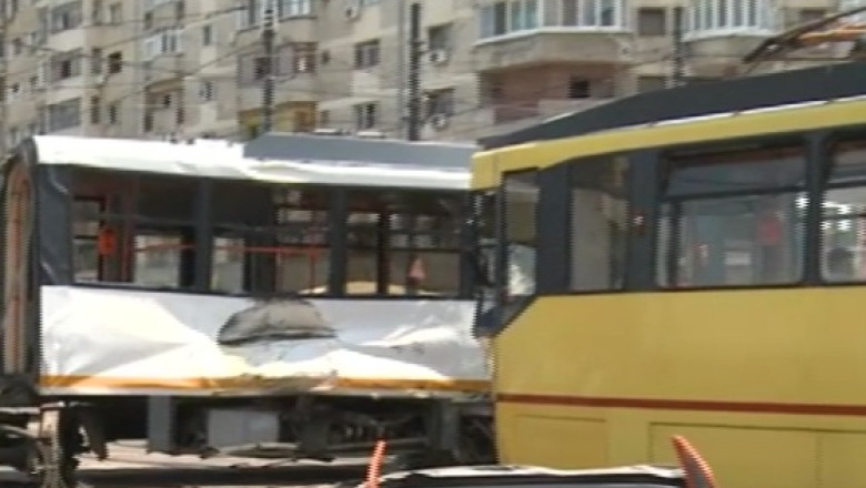 Doua tramvaie s-au ciocnit in Capitala. De vina ar fi un strat de smoala lasat de muncitori pe sine Imagine