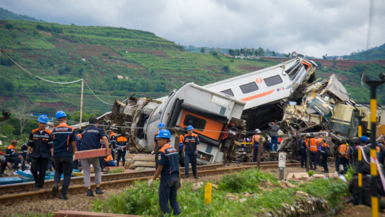 Doua trenuri cu aproape 480 de pasageri s-au lovit in Indonezia. Sunt morti si raniti Imagine